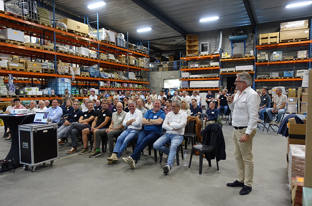 Ruim 80 leden van het BKG luisteren geboeid naar hun voorzitter Erwin van Limpt